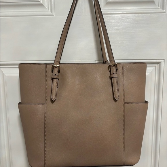 Michael Kors Jet Set Tote – Tan Saffiano Leather – Authenticated – Gold Hardware - Picture 6 of 13